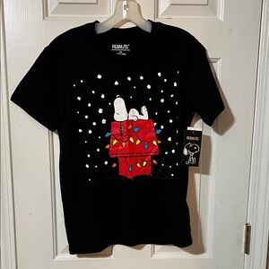 Peanuts Christmas T-Shirt with Snoopy and Festive Lights NWT. Adult size XS-CUTE